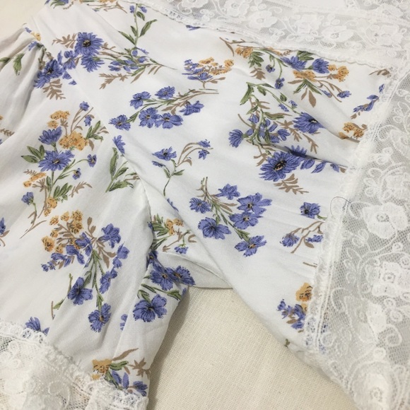 In Loom Floral Flowy Lace Top - Picture 2 of 6